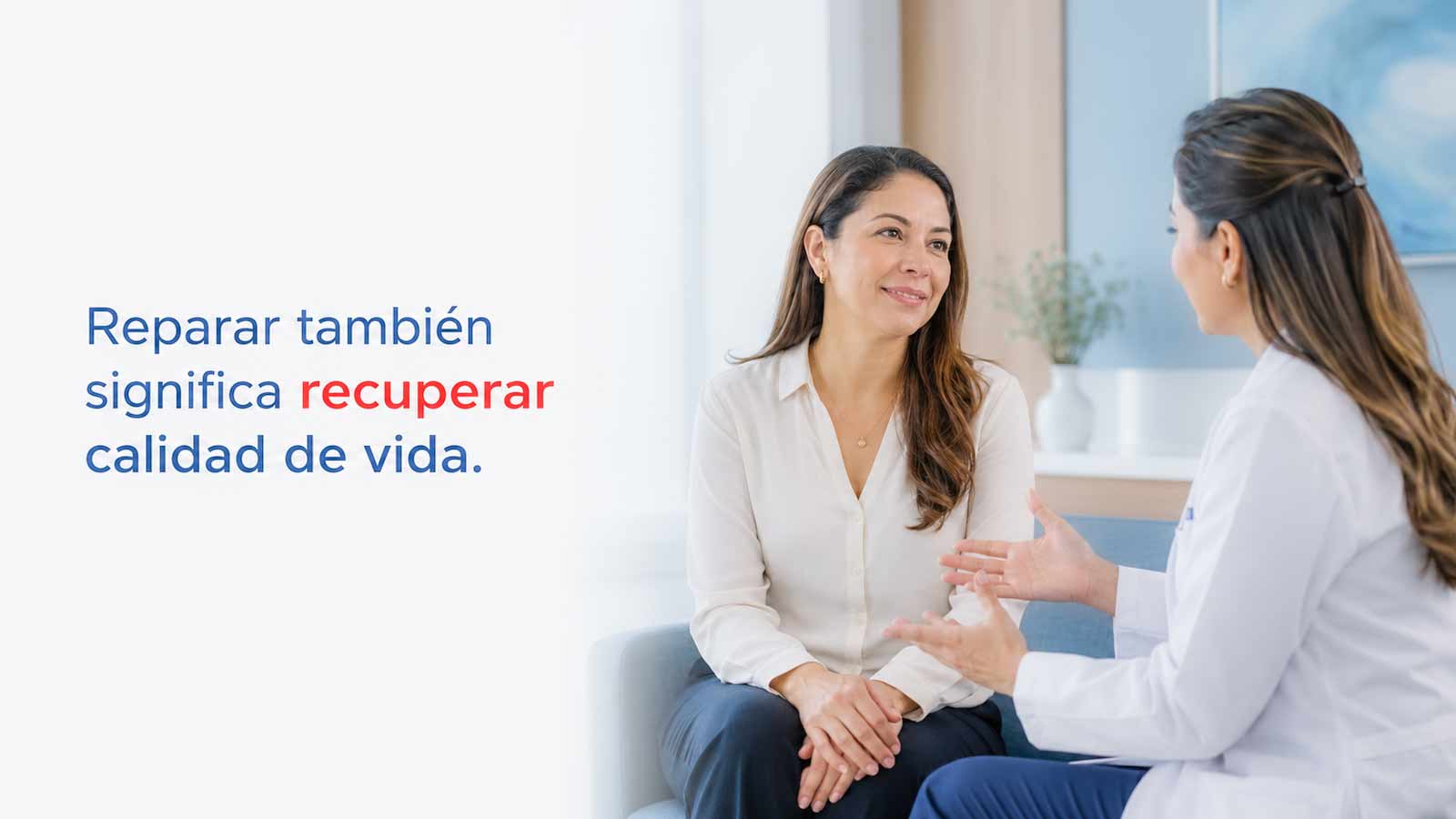 Mujer latina conversa con una especialista sobre el daño de vejiga y las opciones de reparación vesical.