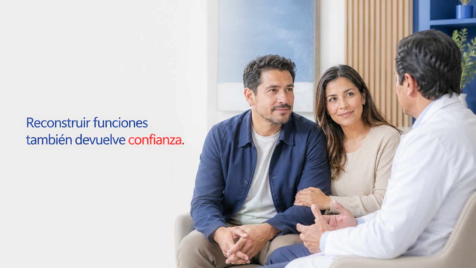Paciente latino acompañado por su pareja recibe orientación sobre reconstrucción genital y urinaria.