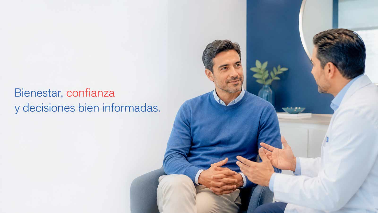 Hombre latino conversa con un especialista sobre procedimientos de urología estética masculina.