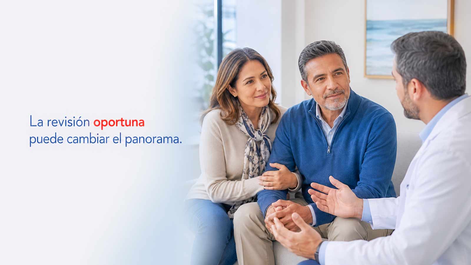 Hombre latino acompañado por su pareja recibe atención especializada ante un diagnóstico de cáncer de próstata.