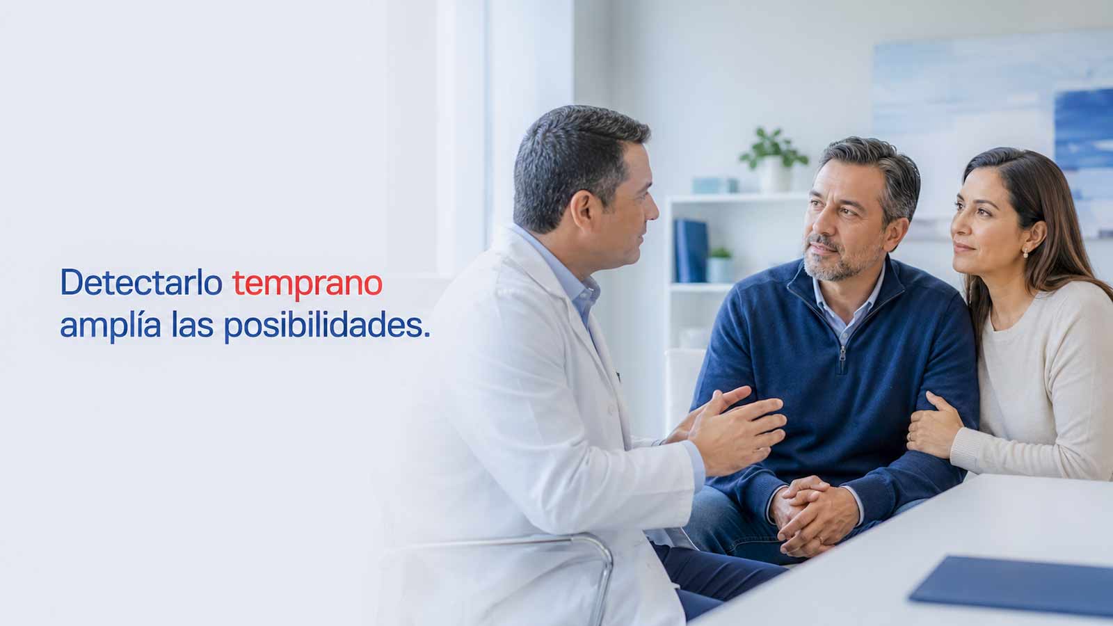 Paciente latino acompañado por su pareja recibe orientación médica sobre cáncer de riñón.