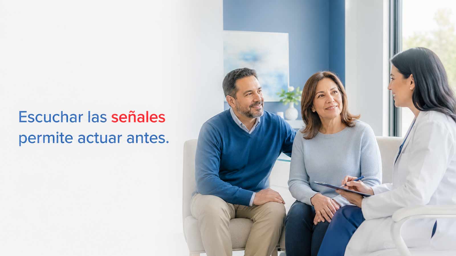Mujer latina acompañada por su pareja recibe orientación médica sobre cáncer de vejiga.