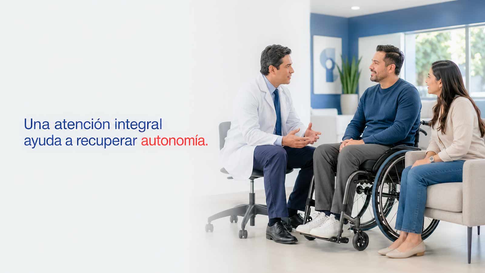 Hombre latino en silla de ruedas recibe orientación especializada para el tratamiento de la vejiga neurógena.