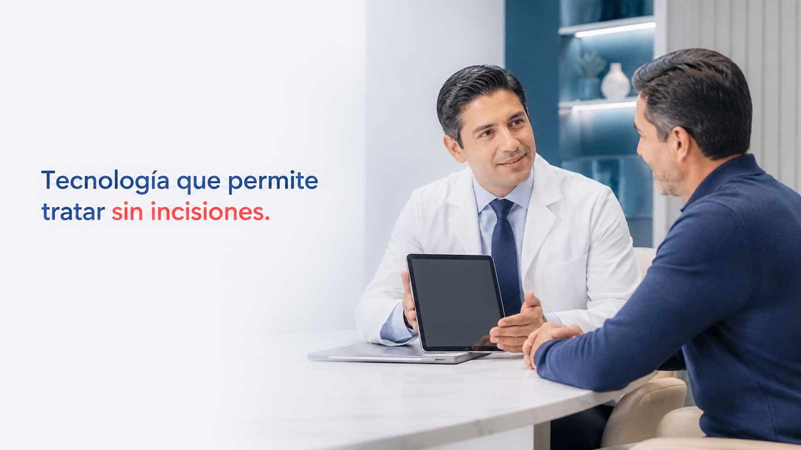 Urólogo explica a un paciente las alternativas de endourología y cirugía sin incisiones.