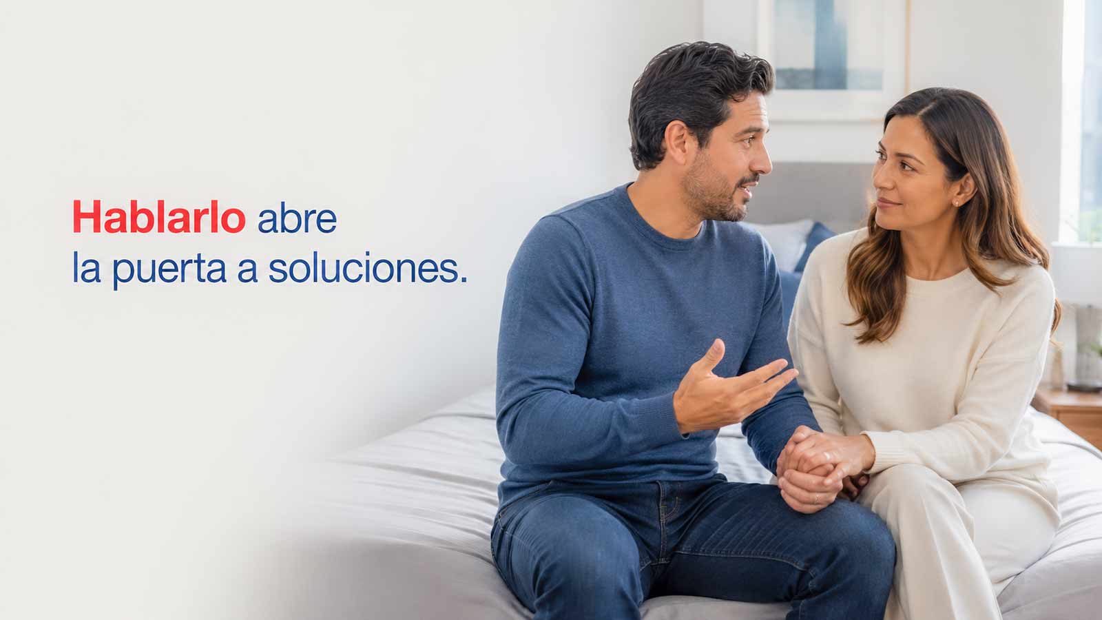Pareja latina conversa con confianza y apoyo emocional sobre un problema de disfunción eréctil.