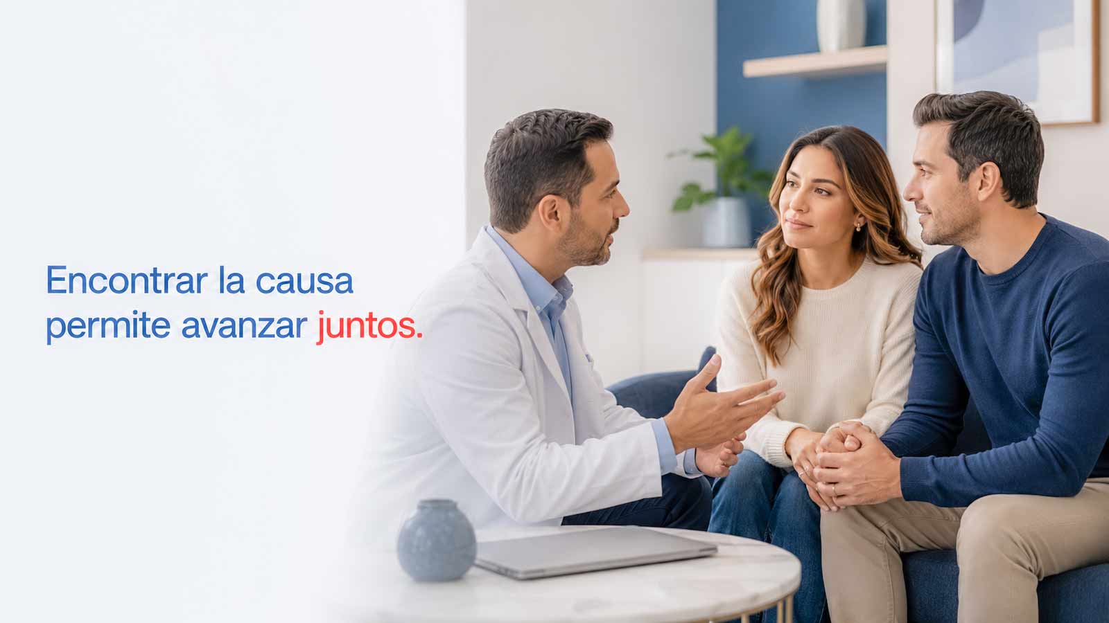 Pareja latina recibe orientación de un especialista para investigar las causas de infertilidad masculina.