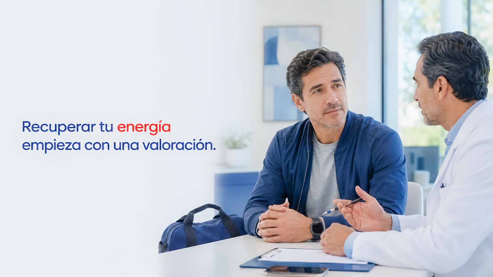 Hombre latino recibe una valoración médica ante síntomas relacionados con testosterona baja.