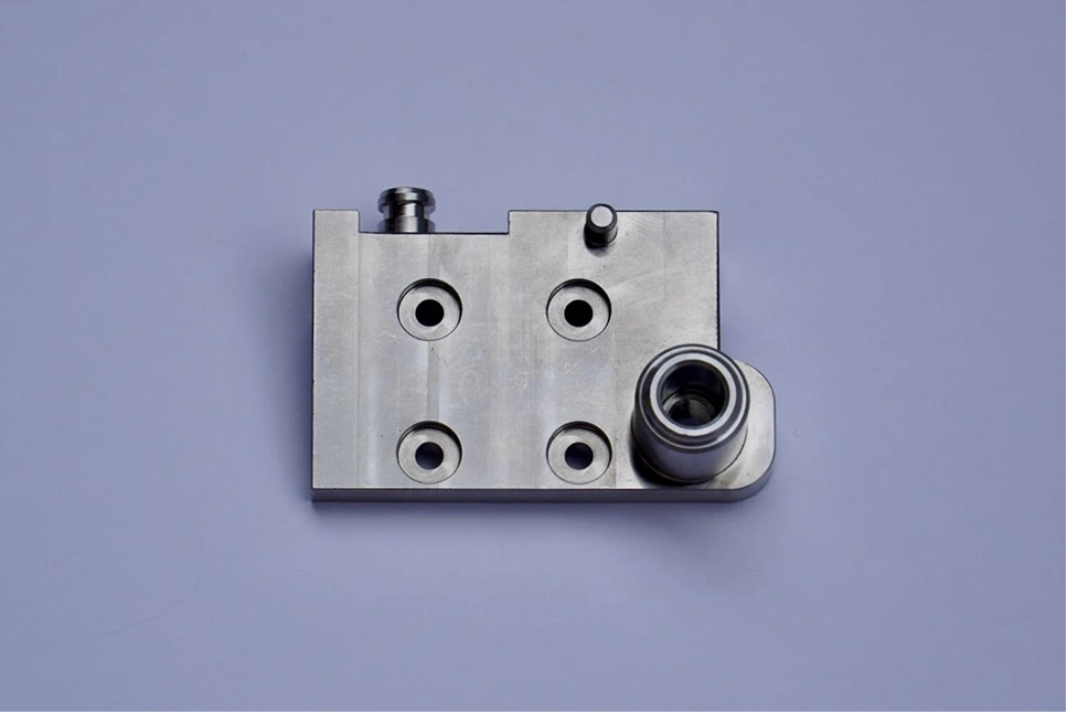 Precision-milled aluminium mounting part with holes and bushing