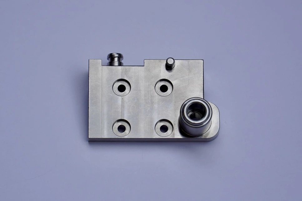 Precision-milled aluminium mounting part with holes and bushing