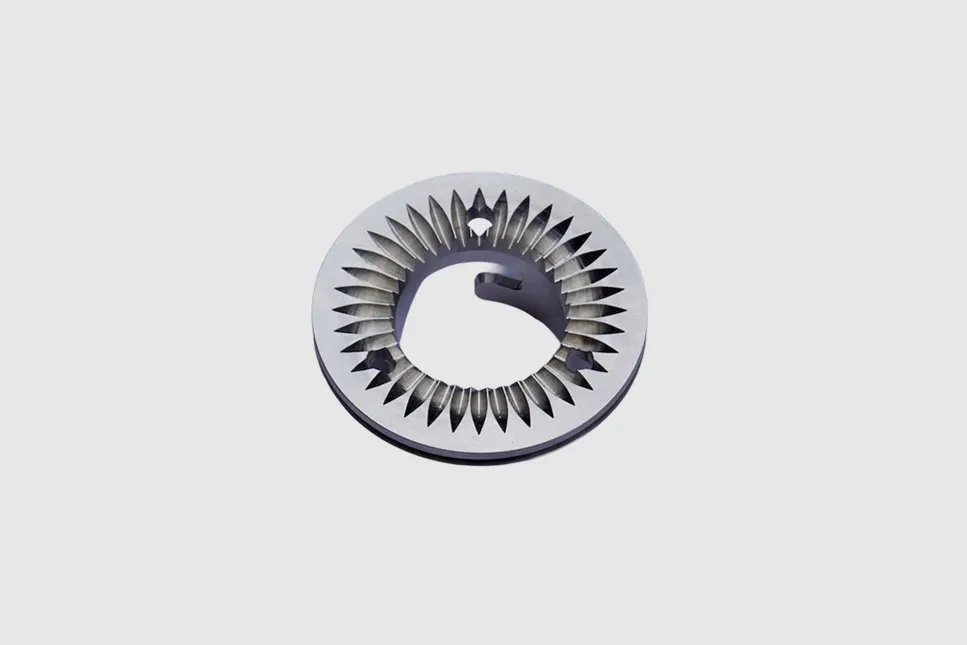 Finely milled metal ring with radial grooves