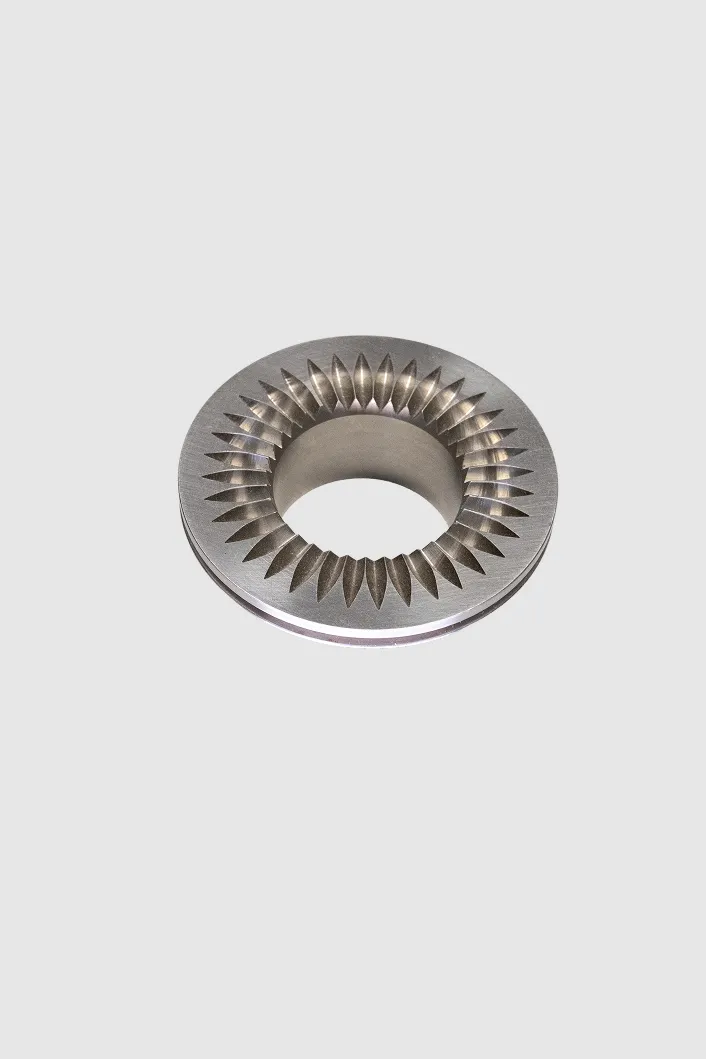 Milled metal ring with fine radial teeth