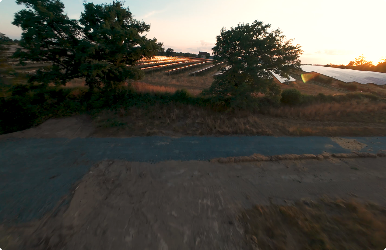 Terrain de chantier au coucher du soleil, bordé d'arbres