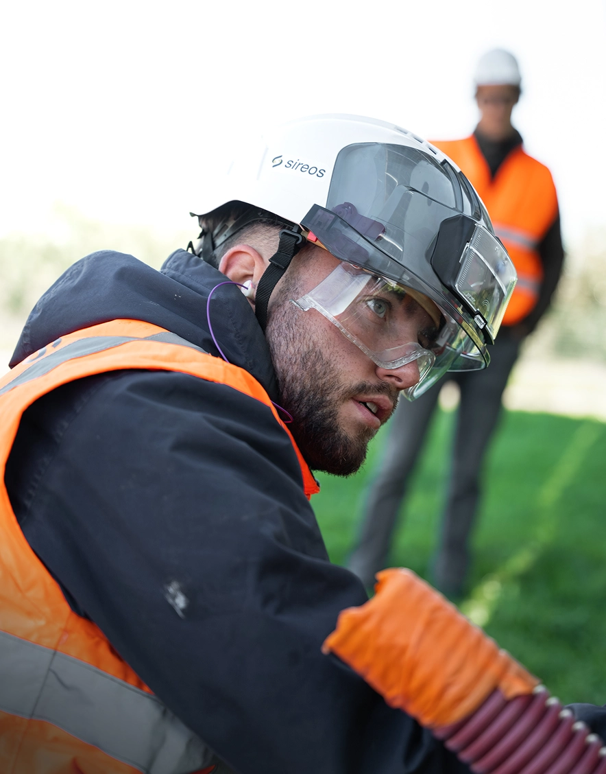 Technicien Sireos casqué en intervention en extérieur