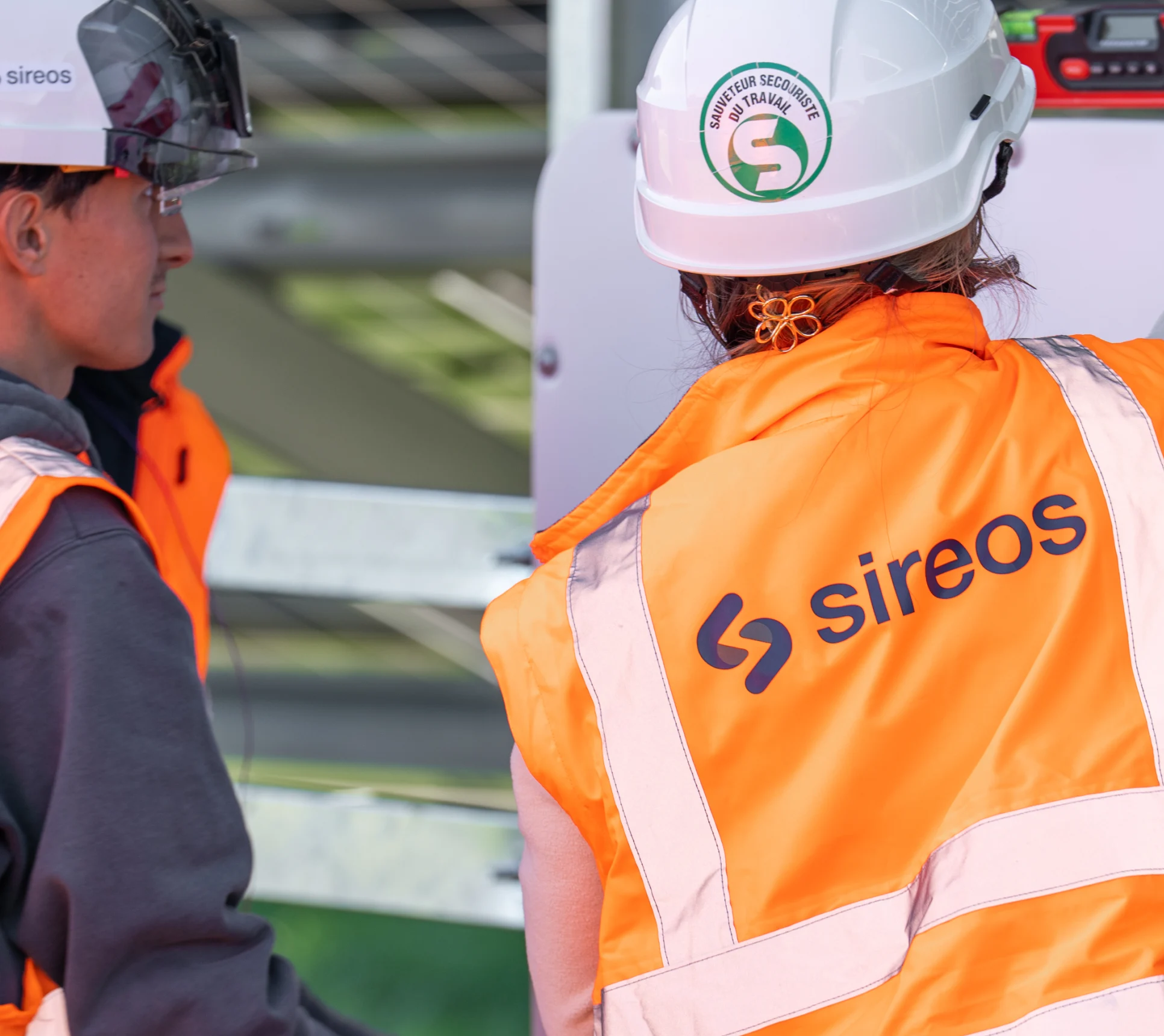 Deux techniciens Sireos échangeant sur un chantier