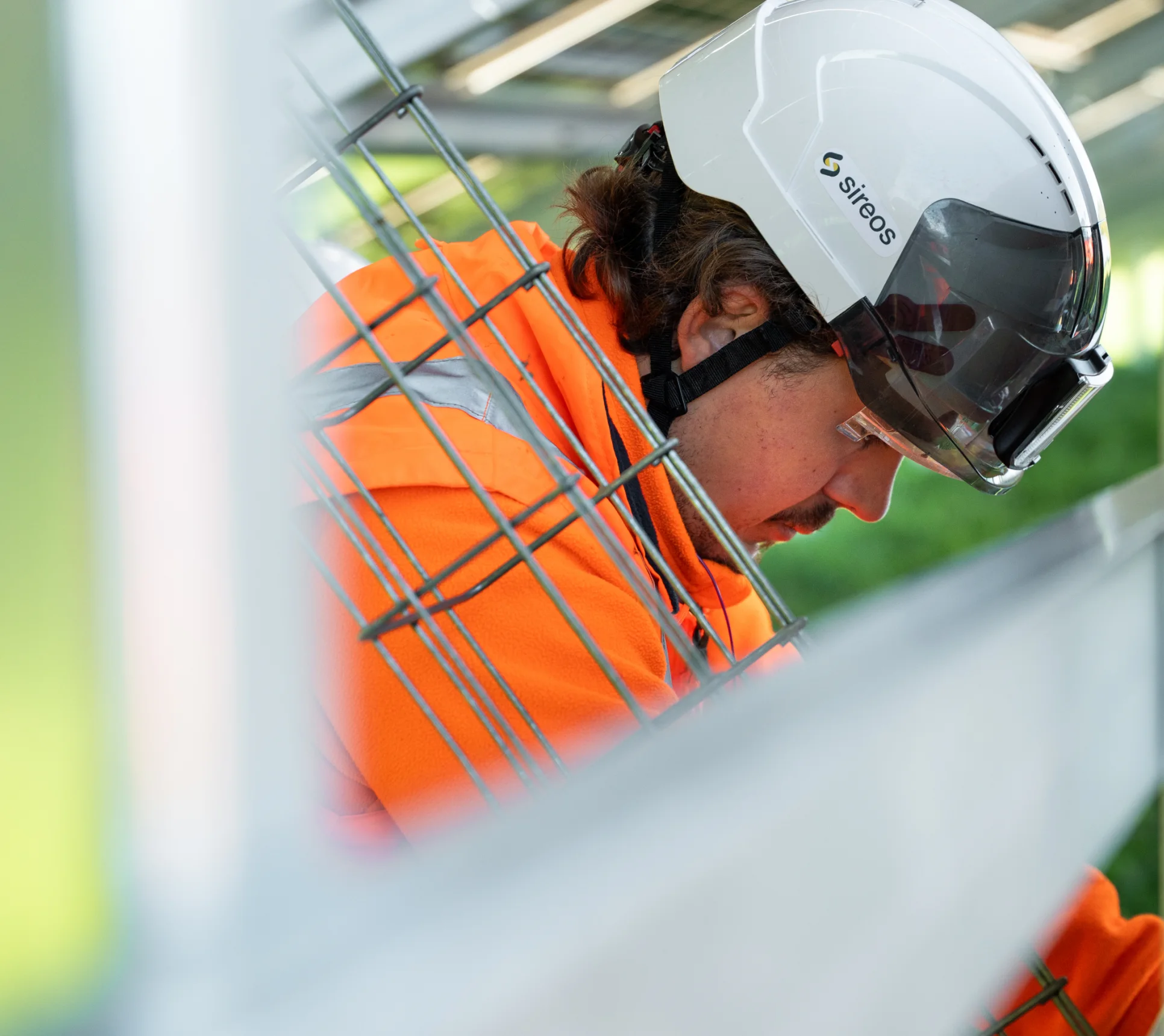 Technicien Sireos casqué travaillant sur une structure photovoltaïque