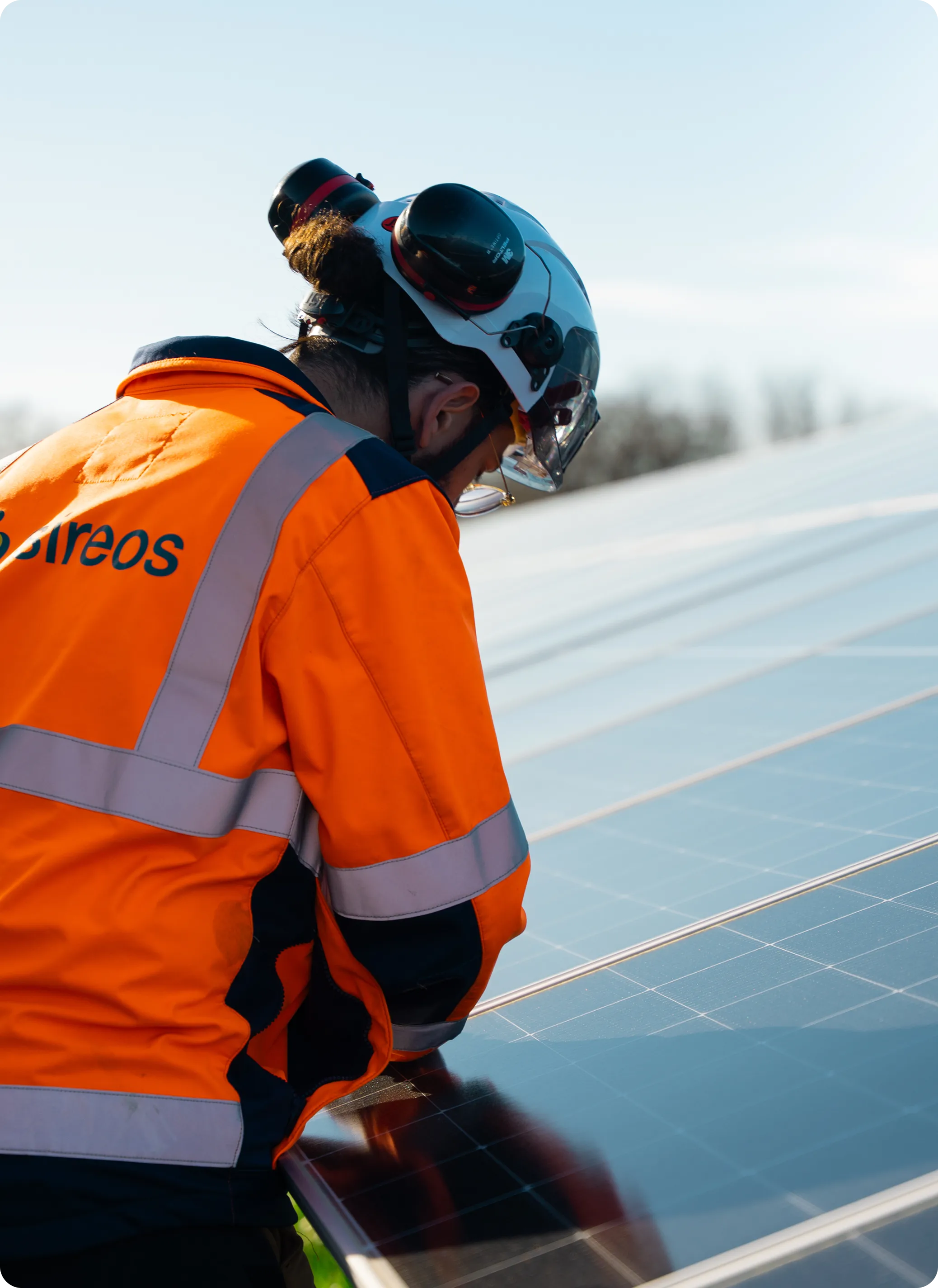 Technicien Sireos installant des panneaux solaires