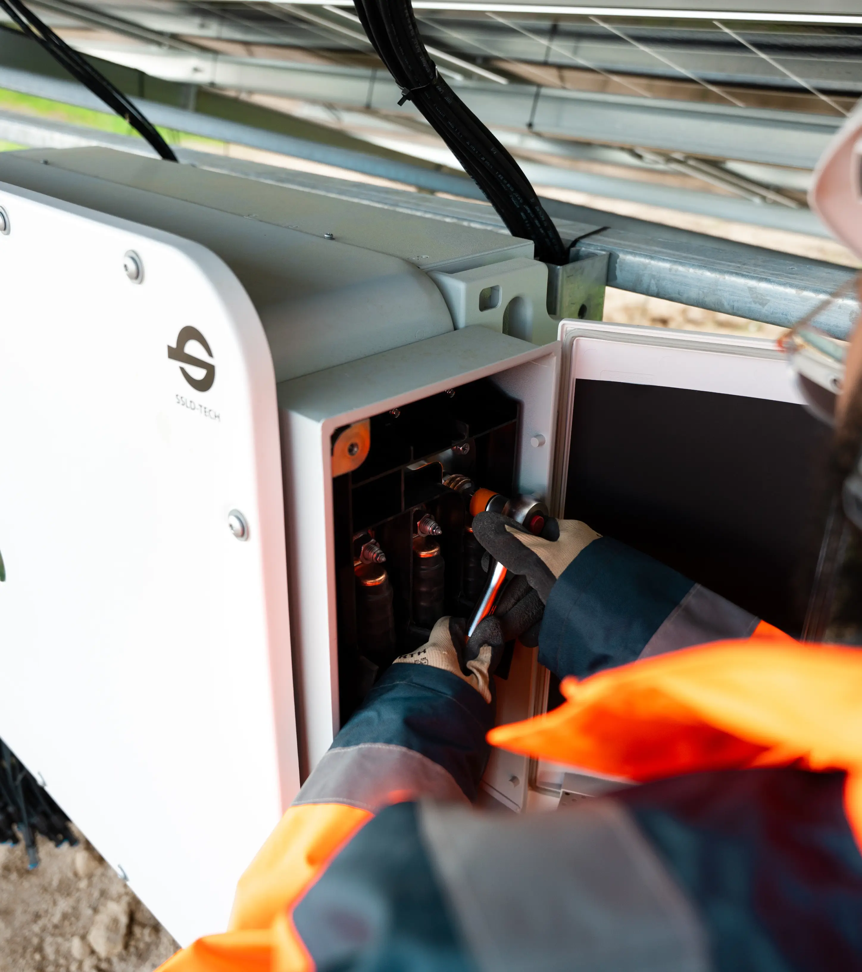 Technicien Sireos réalisant un raccordement électrique dans un coffret
