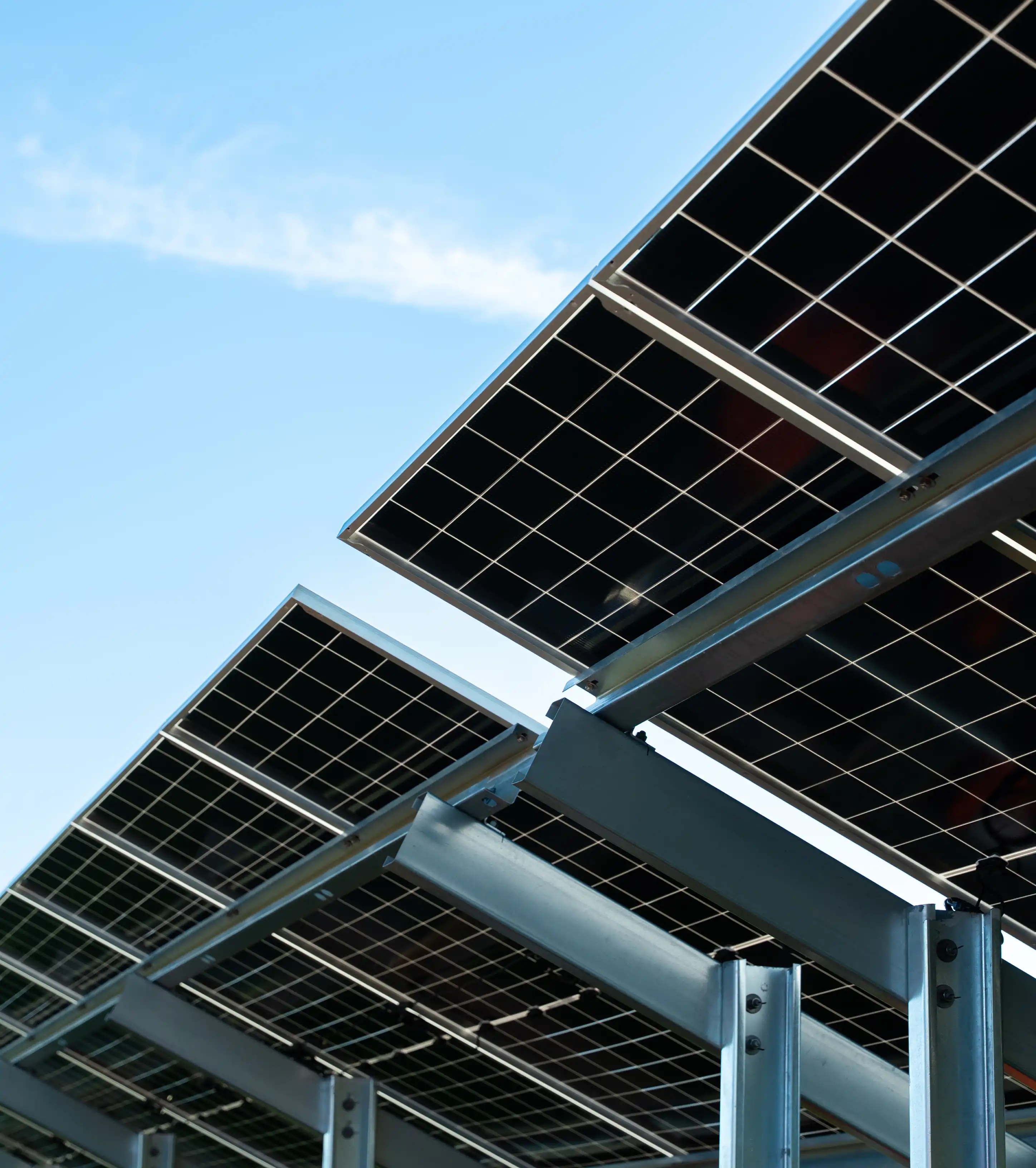 Panneaux solaires sur structure métallique, vus en contre-plongée