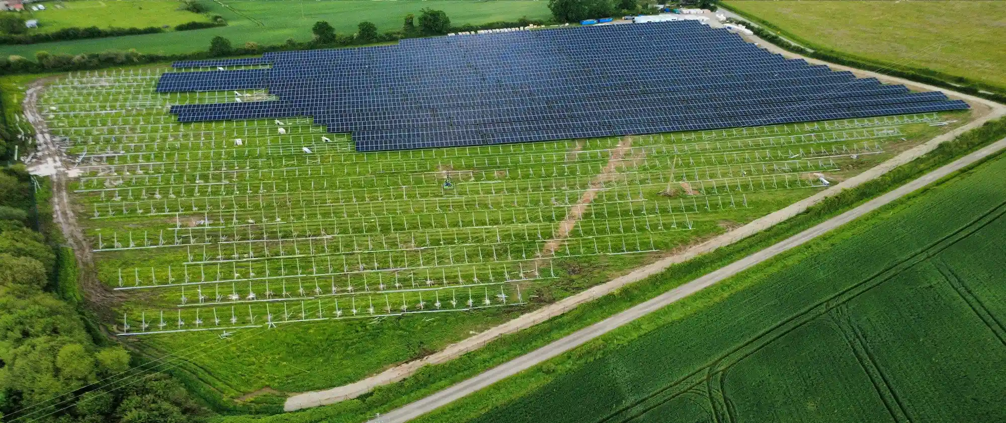 Vue aérienne d'une centrale solaire au sol entourée de champs