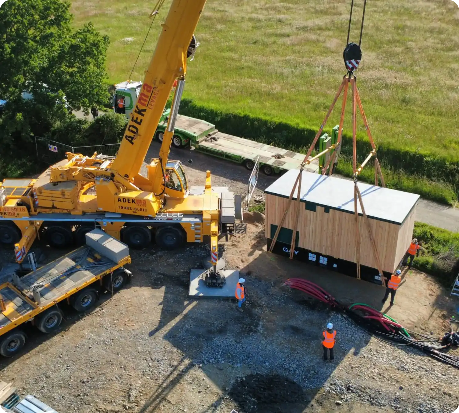 Grue installant un conteneur de stockage d'énergie sur un chantier Sireos