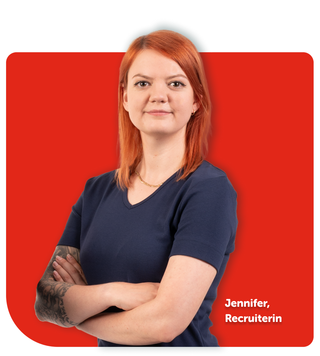 Eine Person mit orangefarbenem Haar steht vor rotem Hintergrund, Arme verschränkt, mit der Bezeichnung „Jennifer, Recruiterin“