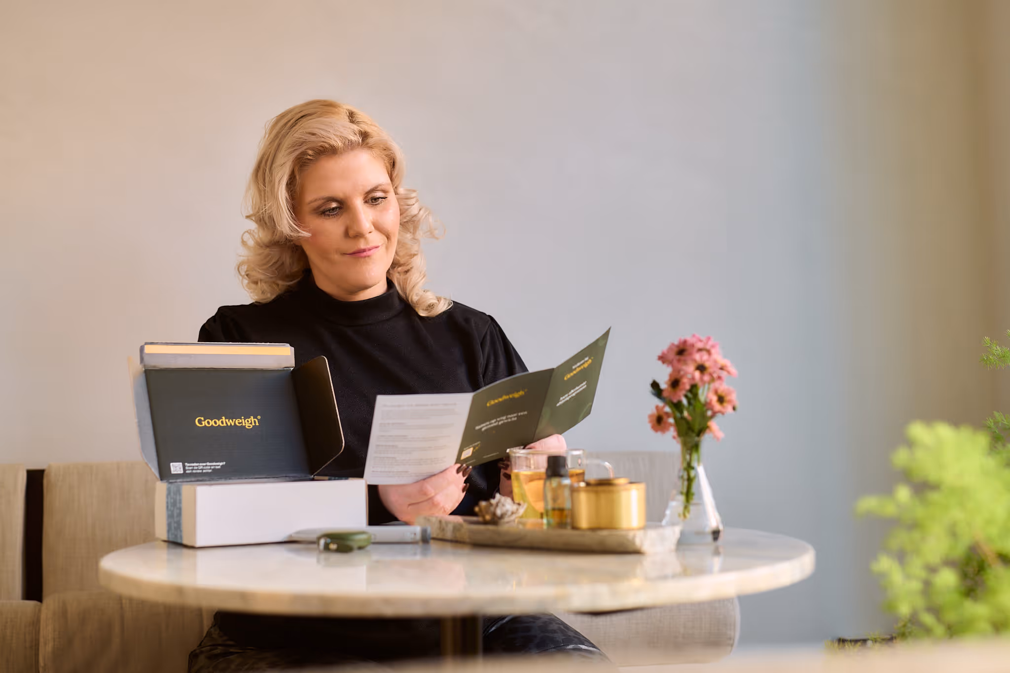 een vrouw die een goodweigh uitleg aan het lezen is
