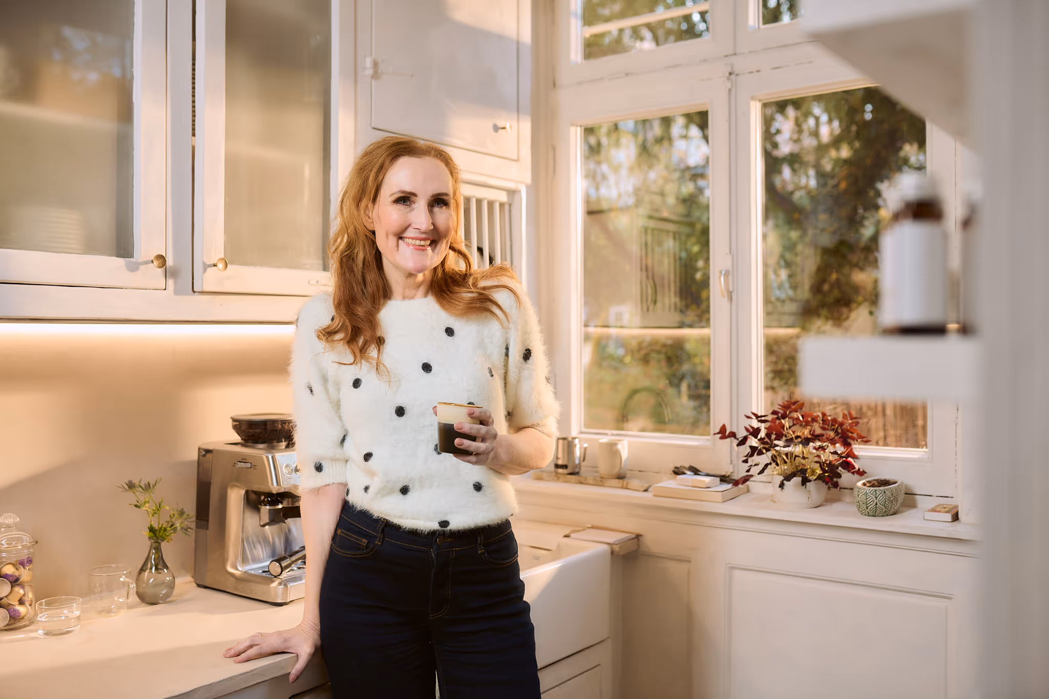 een vrouw die koffie vasthoud