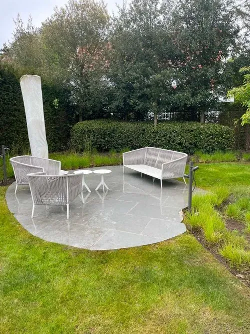 Gereinigd terras met tuinmeubelen achter een woning
