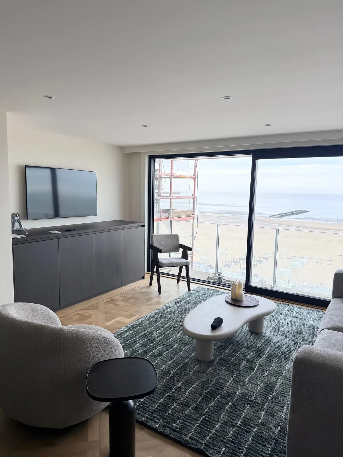 Gepoetste living met zeezicht in een appartement in Knokke-Heist