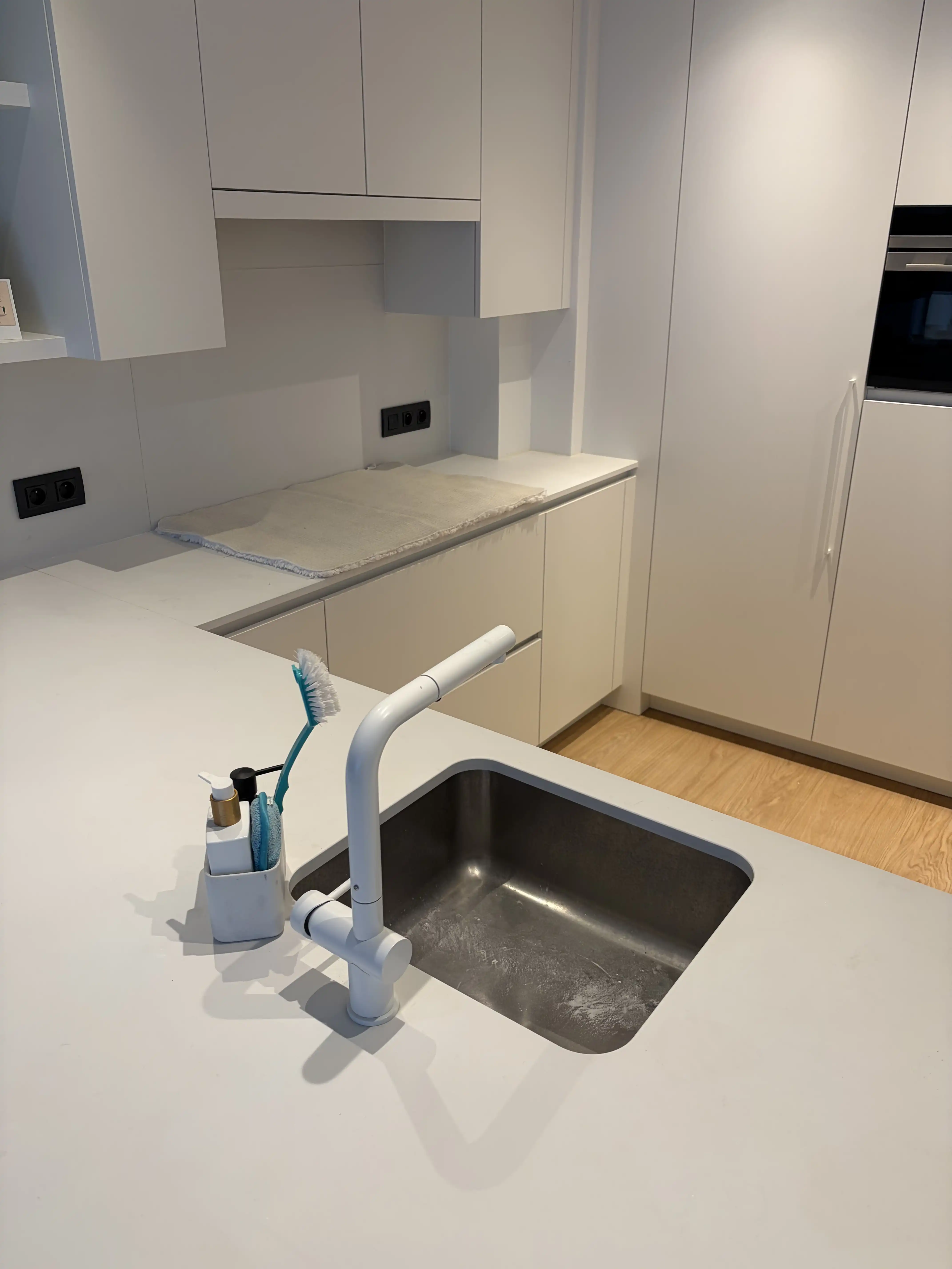 Gepoetste spoelbak en keukenblad na de schoonmaak