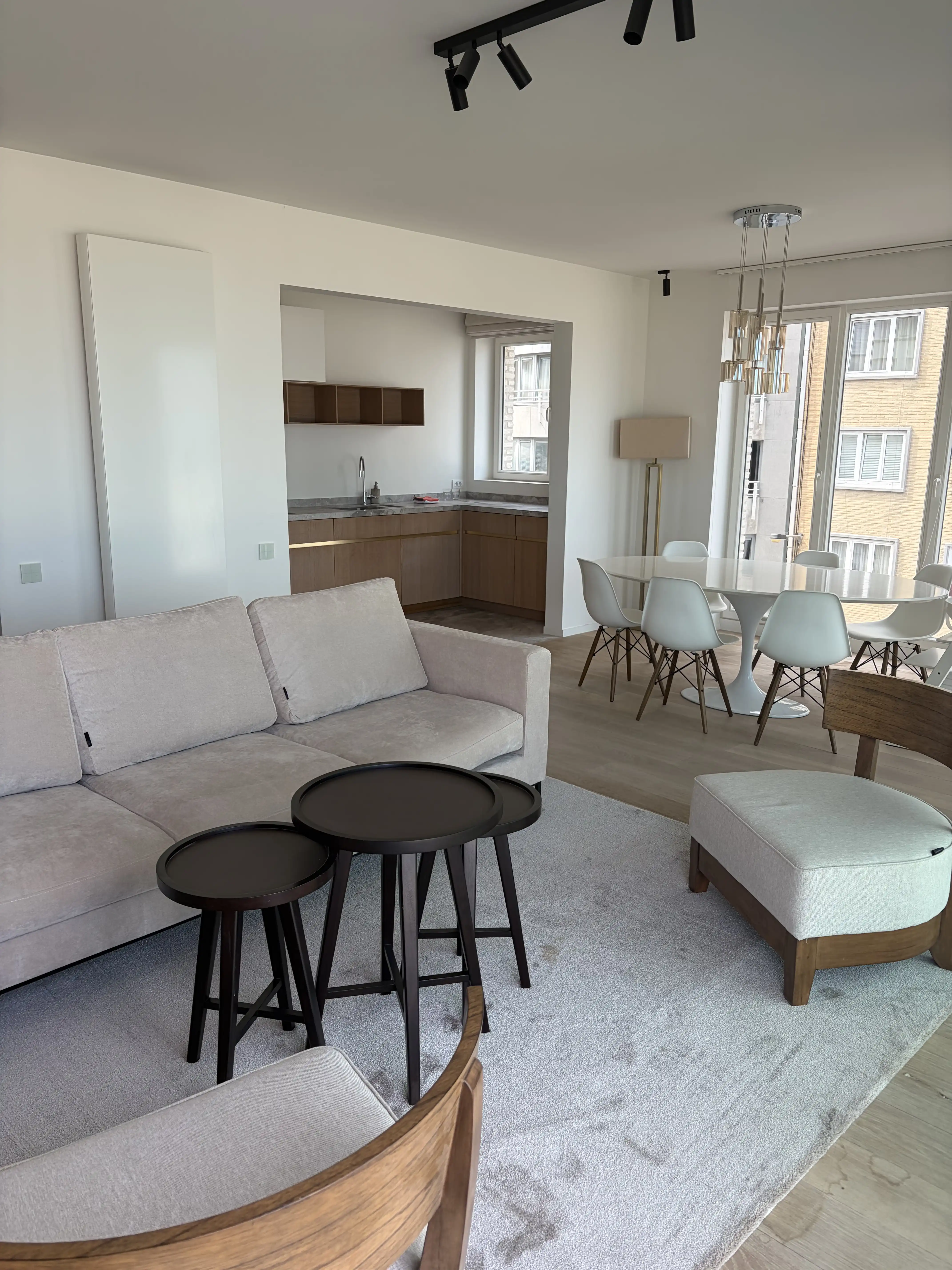 Opgeleverde living met open keuken, klaar voor de eigenaar