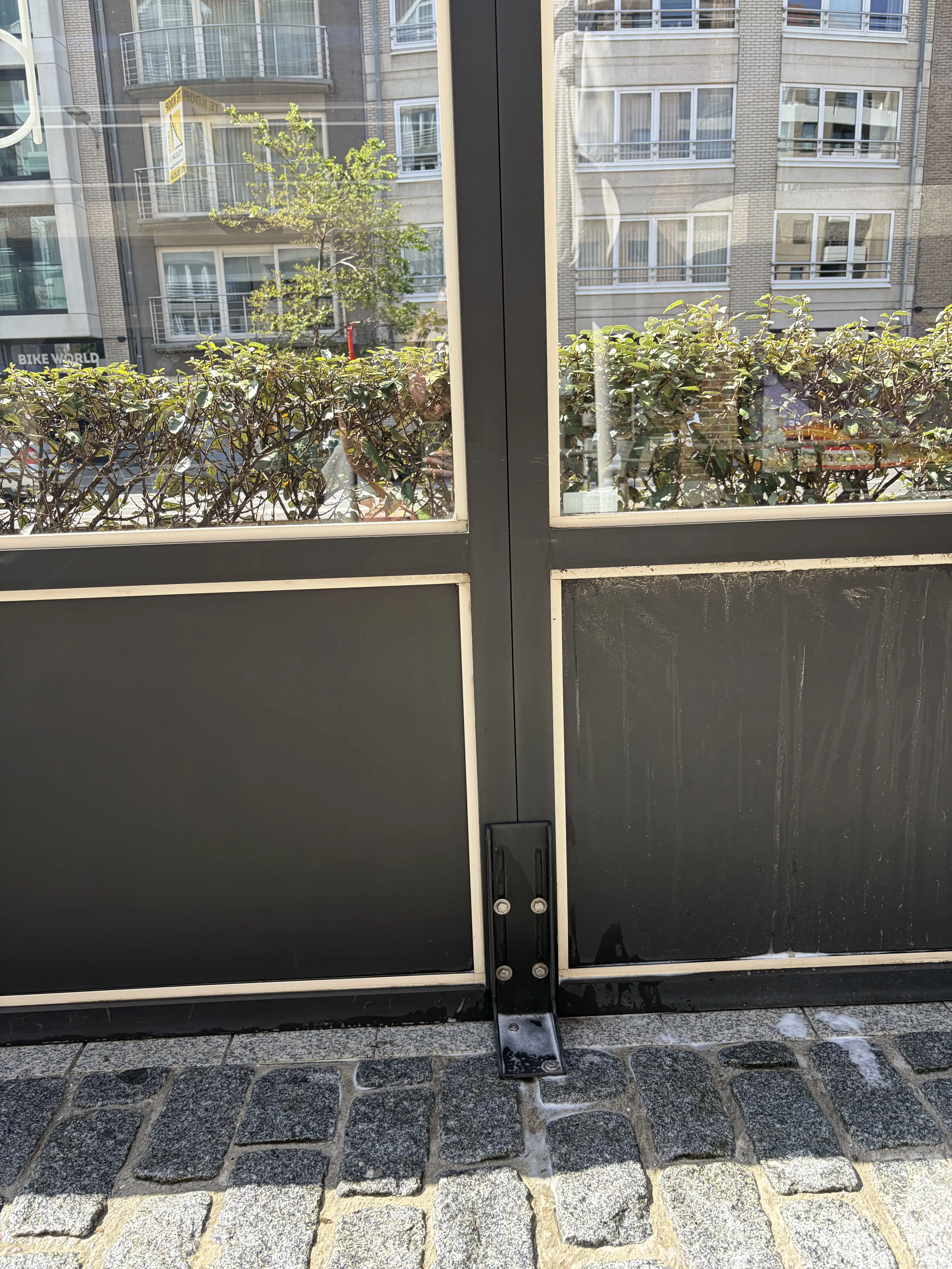 Gewassen ruiten van de terrasafsluiting van Restaurant Bloom