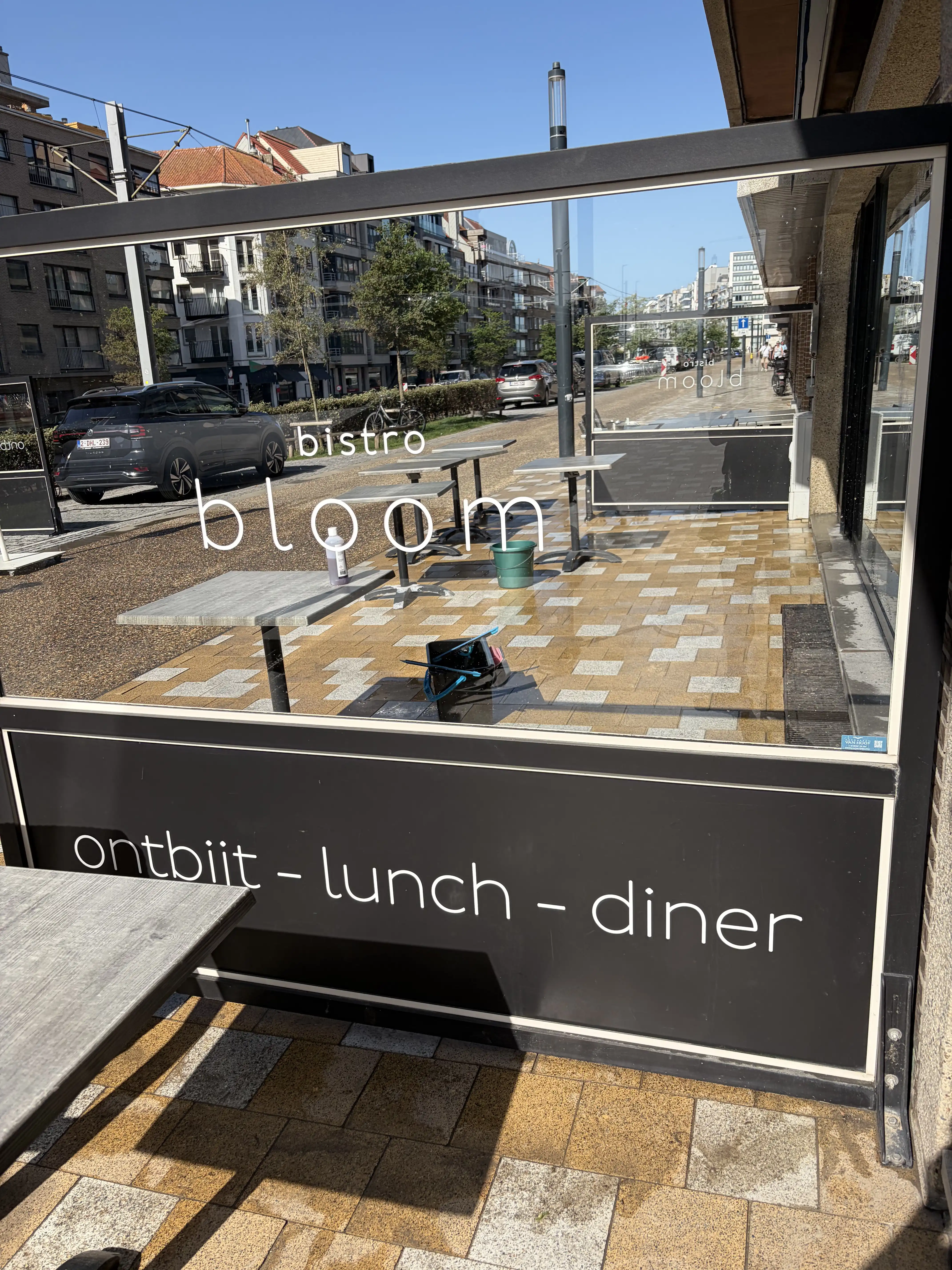 Terrasbord van Restaurant Bloom met gereinigde terrastegels