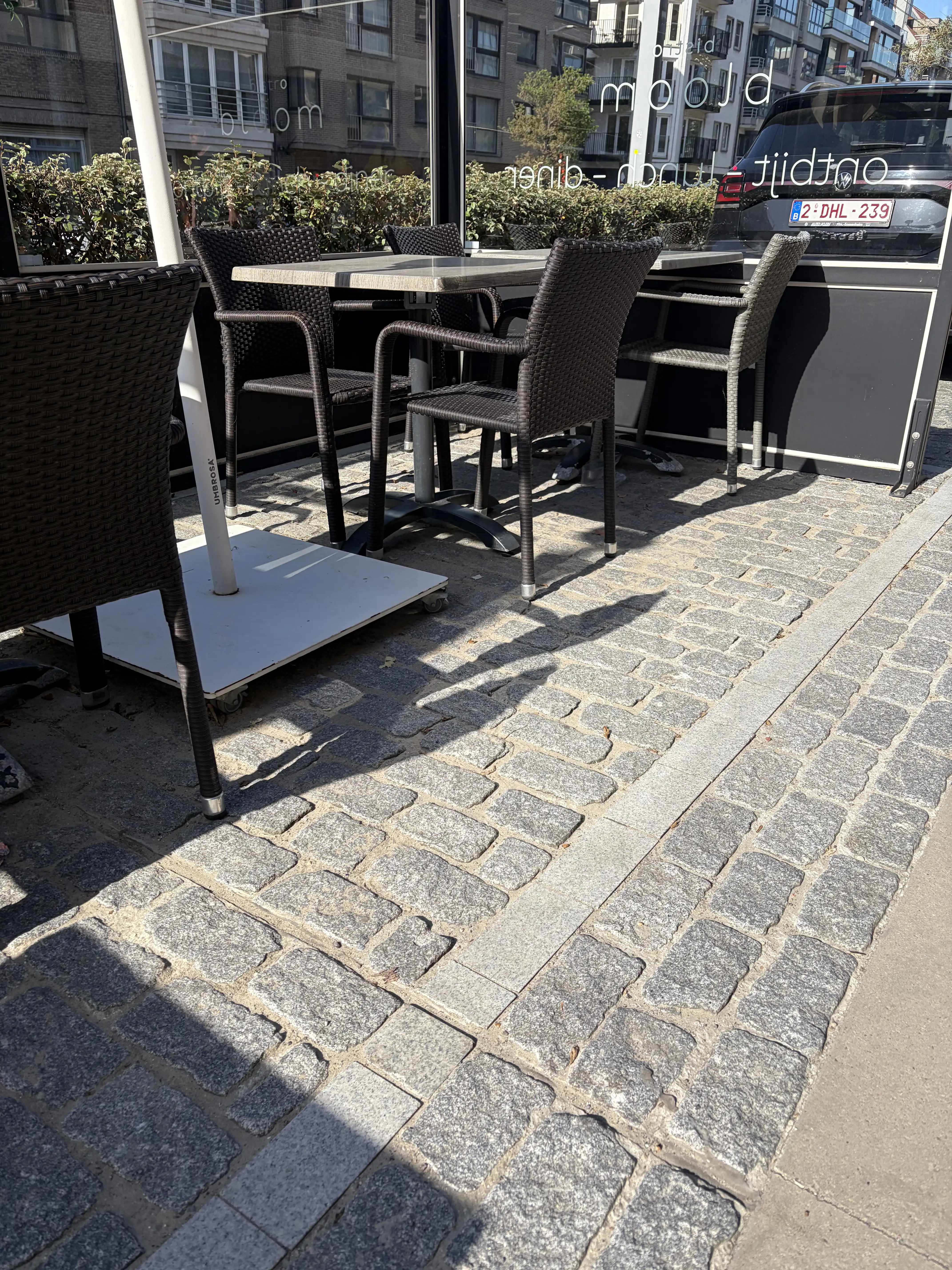 Gereinigde terrastafels en stoelen van Restaurant Bloom