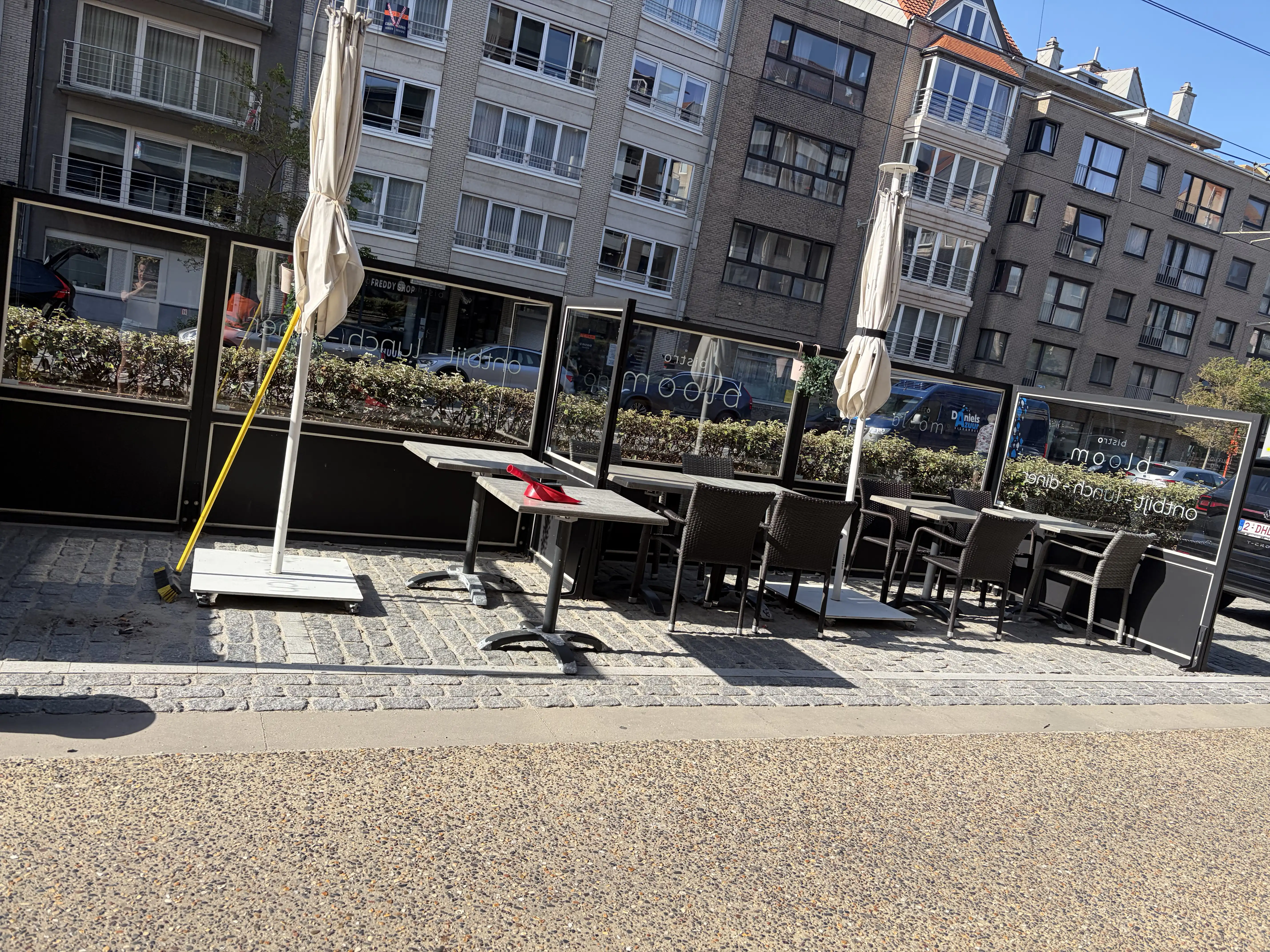 Terras van Restaurant Bloom met ingeklapte parasols na de reiniging