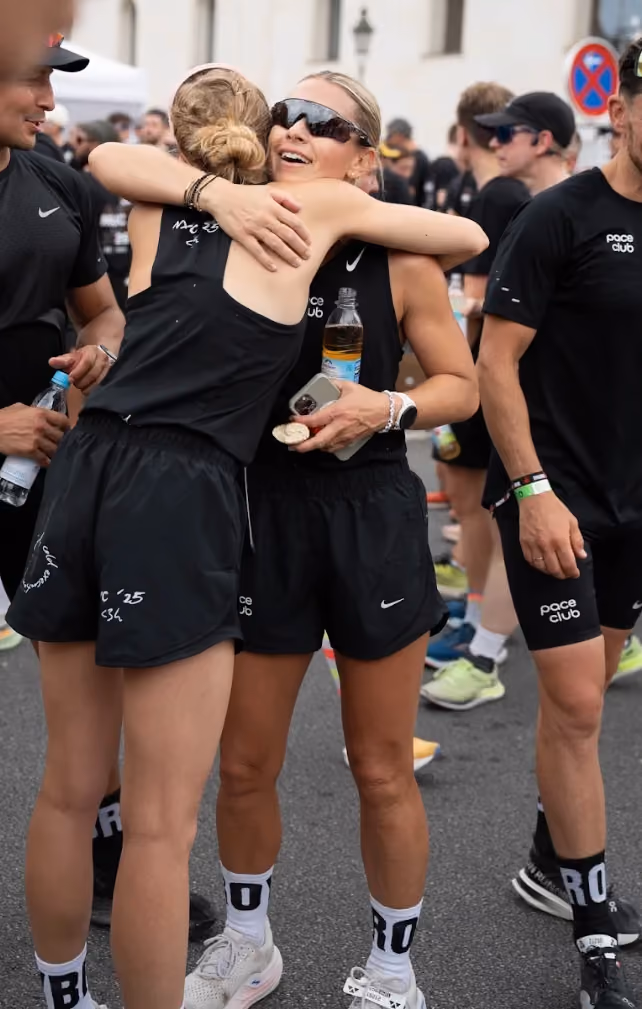 two pace club runners hugging after the Munich half marathon