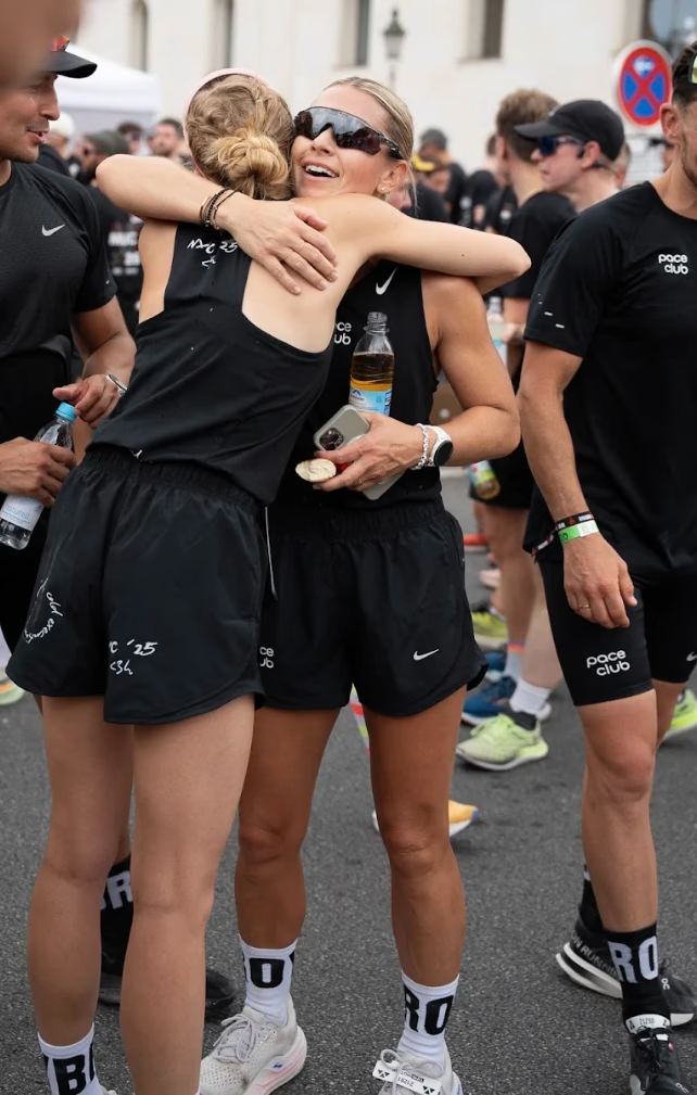 two pace club runners hugging after the Munich half marathon