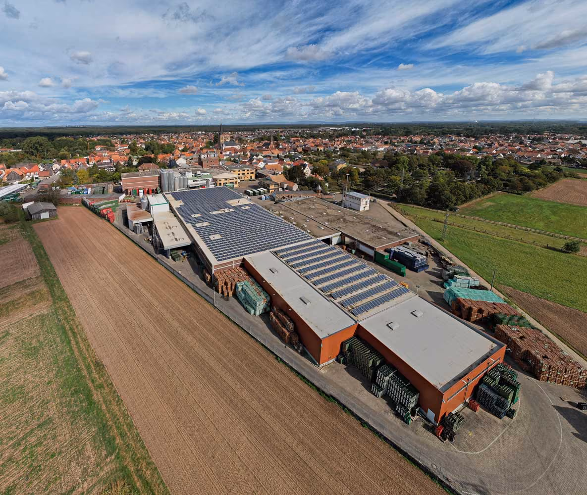 Luftbild der Bellheimer Brauerei unter blauem Himmel mit Blick auf Bellheim