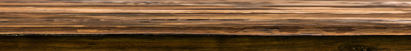 Nahaufnahme mehrerer horizontal angeordneter Holzbretter mit verschiedenen braunen und beige Farbtönen und sichtbarer Holzmaserung.
