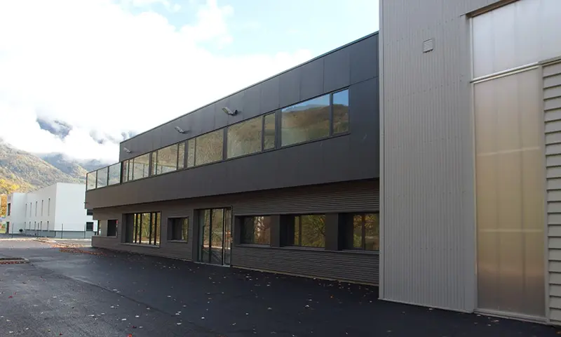 Halle artisanale dans la plaine de Bex