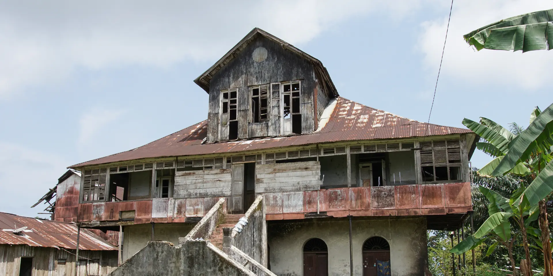 Joint de dilatation en façade d'un bâtiment en béton des années 1960