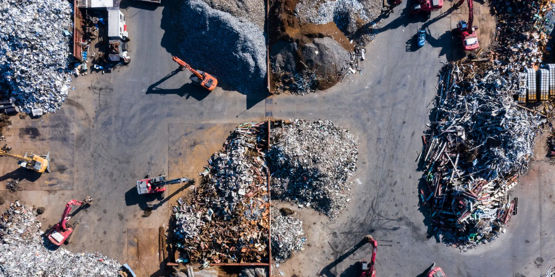 Bennes de tri de déchets de chantier devant un bâtiment en démolition