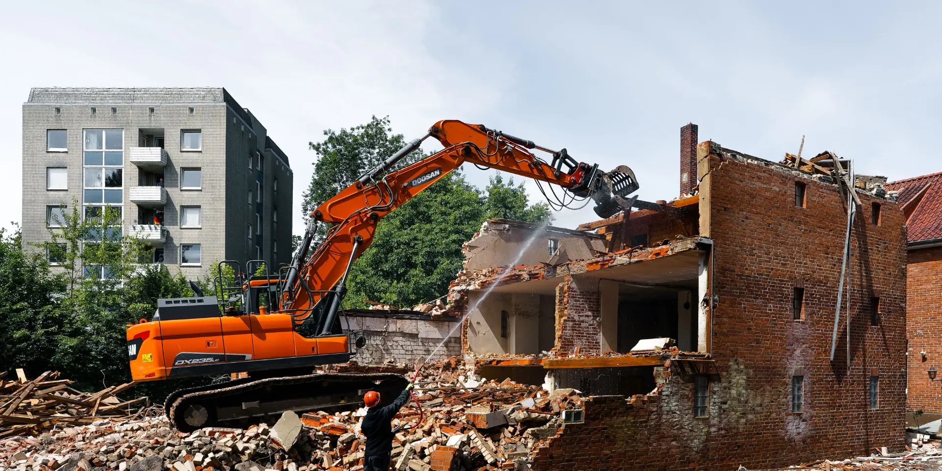 Chantier de démolition à l'arrêt sur un bâtiment ancien