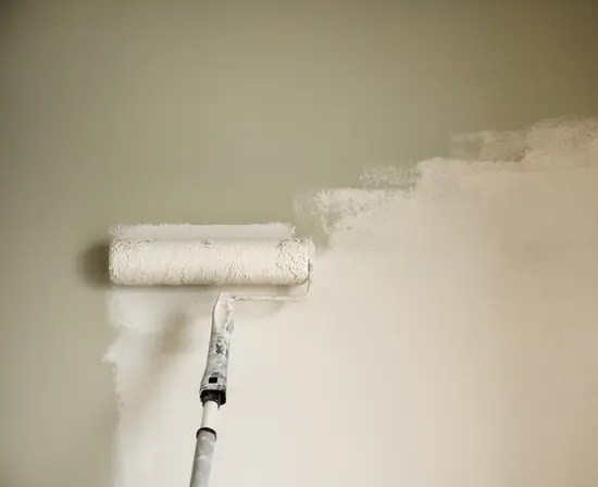 Peinture ancienne écaillée sur une porte intérieure en bois