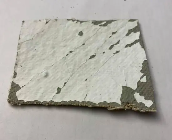 Enduit minéral coloré prélevé sur un mur intérieur