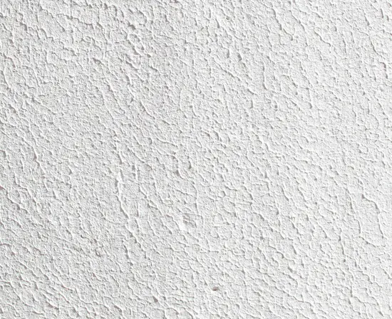 Revêtement de sol collé et plinthe dans un appartement occupé