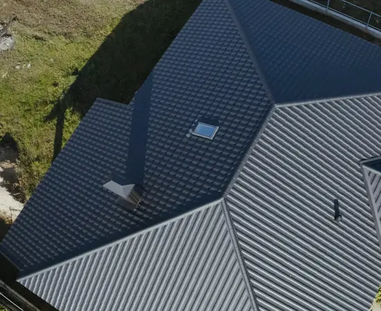 Fibrociment de toiture sur un bâtiment ancien