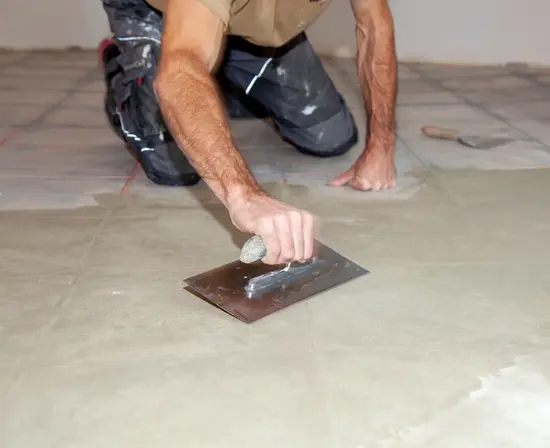 Colle de carrelage soulevée lors d'un prélèvement