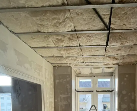 Faux-plafond démonté dans un bâtiment des années 70