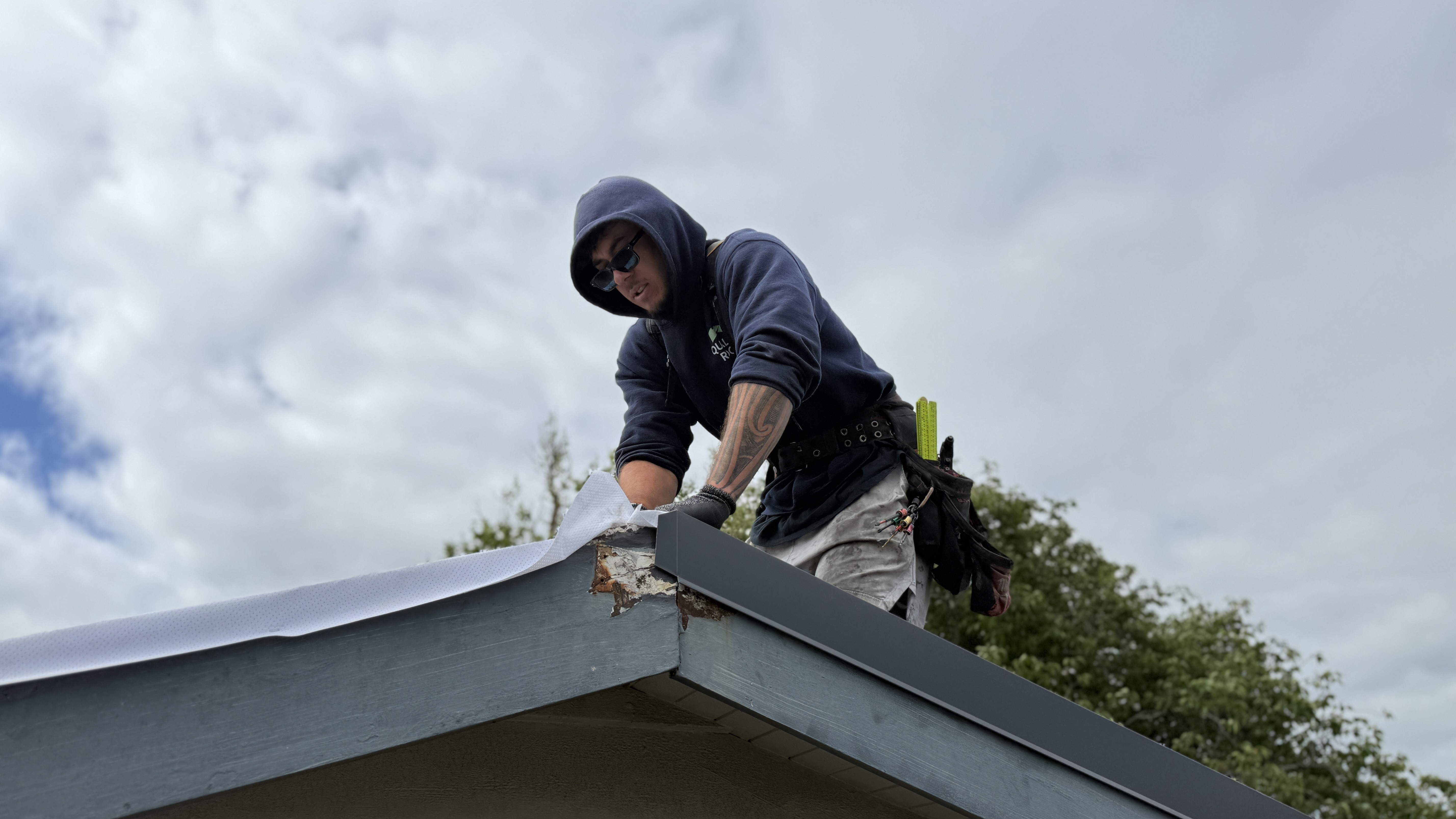 Quality Roof Co roofer install new metal sheets